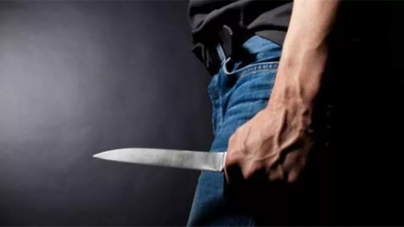 يقتل طليقته ووالدتها طعناً بالسكين ويصيب والدها .. والشرطة تبحث عنه