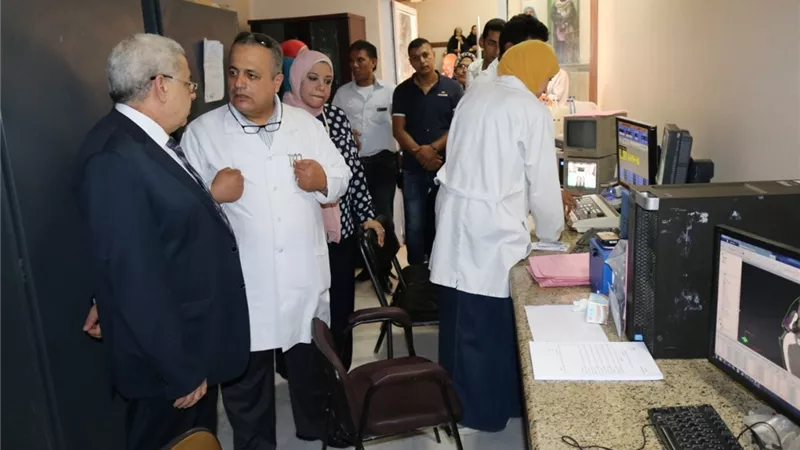 نائب رئيس جامعة طنطا يزور مركز علاج الأورام الجامعي
