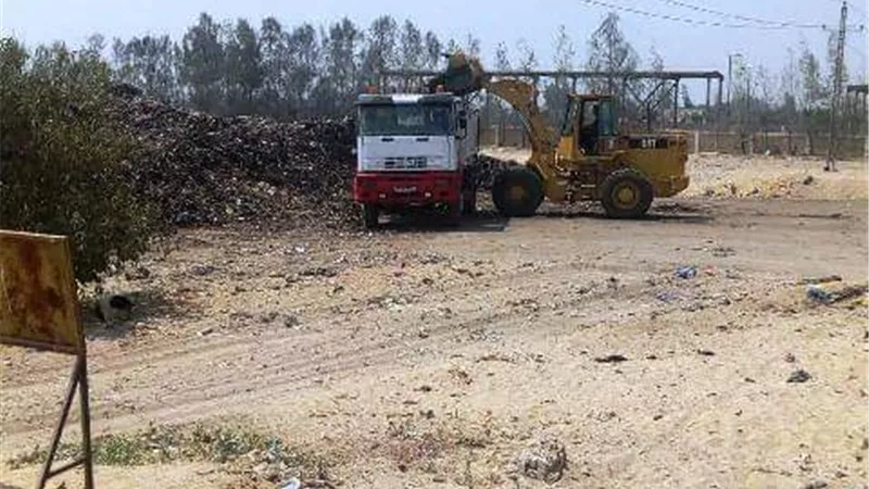 غراب يُتابع أعمال فرد وتسويه القمامة بالمدفن الصحي