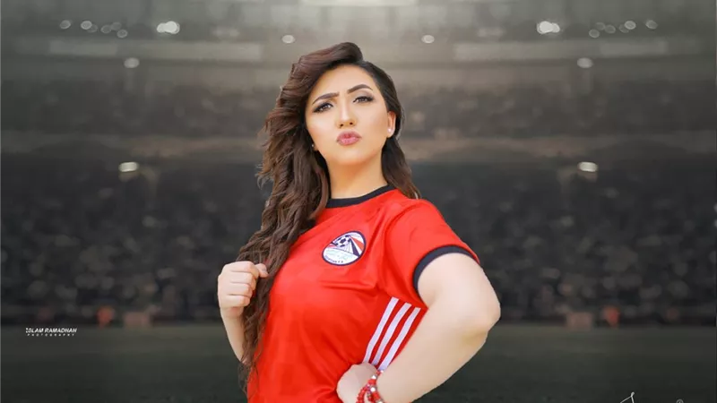 آيه عبدالله تتألق فى سيشن جديد بـ تى شيرت منتخب مصر .. صور