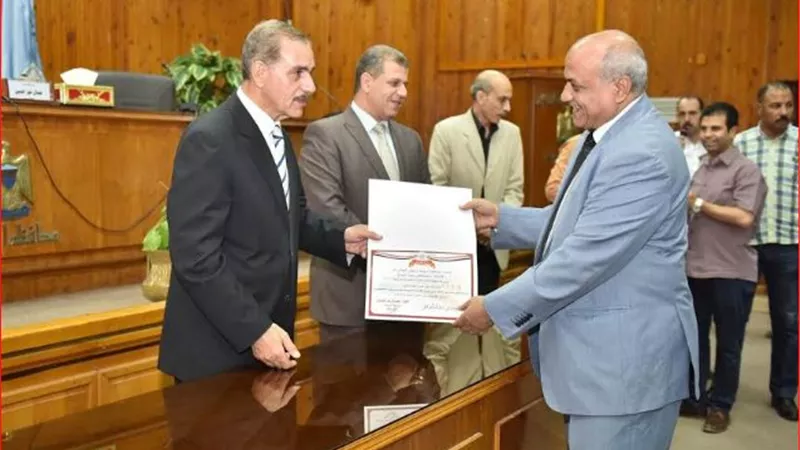 محافظ أسيوط يكرم مدير منطقة هيئة الابنية التعليمية وبعض المتميزين بدورات التنمية المحلية بسقارة