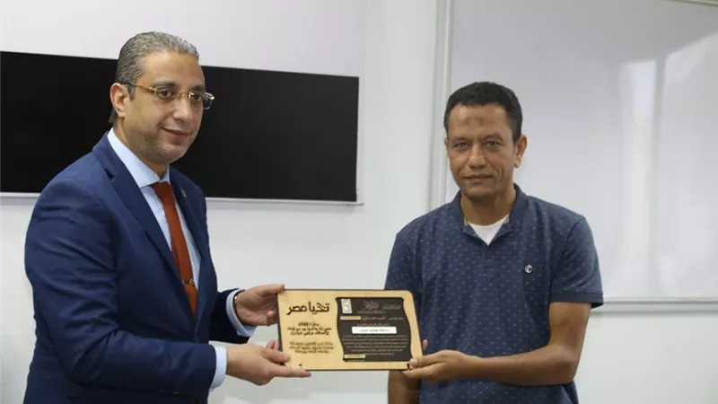 محافظ سوهاج يكرم قيادات وأطباء مديرية الصحة ..صور