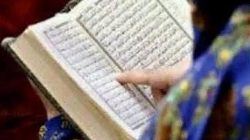 هل يجوز تلاوة المرأة القرآن بمحضر من الرجال الأجانب؟