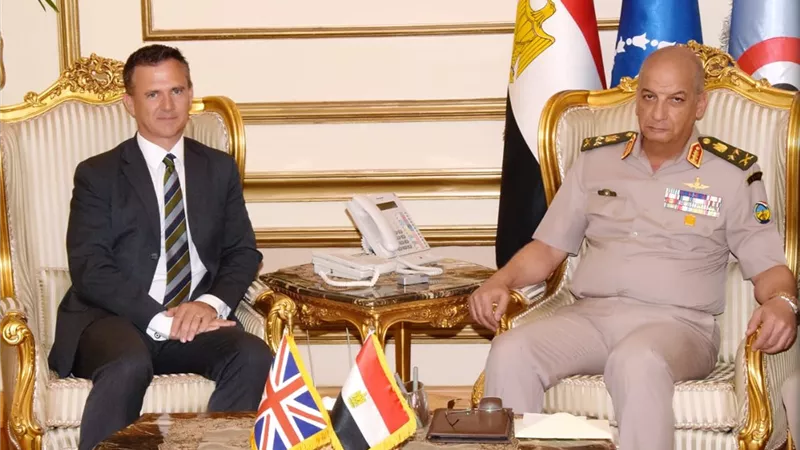 القائد العام يستعرض التعاون العسكرى والمستجدات الإقليمية مع وزير الدولة للقوات المسلحة البريطانية