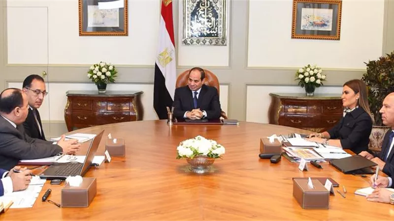 السيسي يستعرض مع الوزراء جهود تطوير شبكة السكك الحديدية
