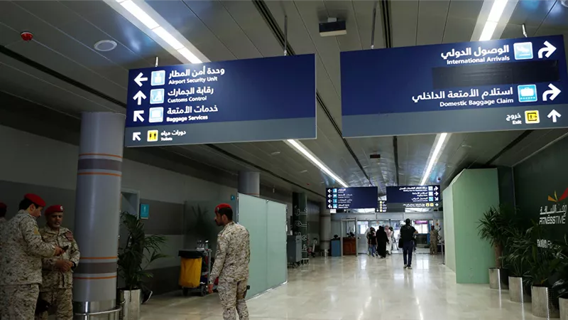 أول فيديو للحظة سقوط صاروخ الحوثي على مطار أبها الدولي