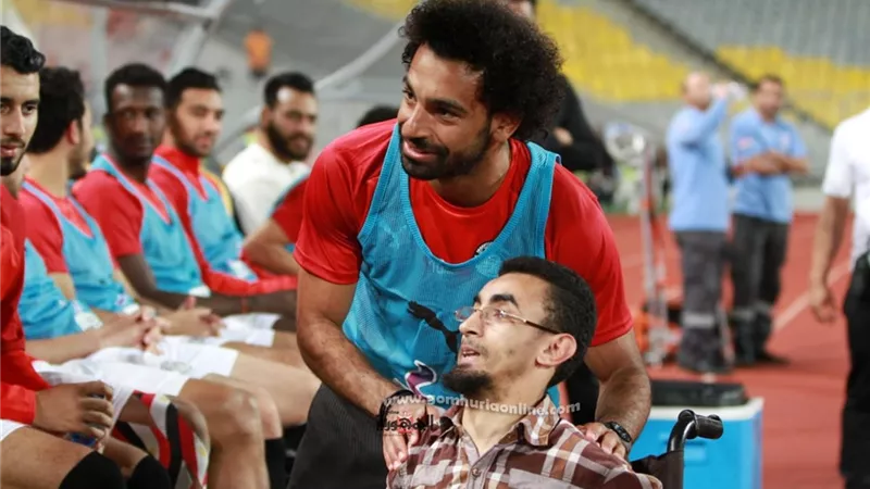 صلاح يخطف قلوب الجماهير ببرج العرب بالتقاط صور تذكارية مع ذوي الاحتياجات الخاصة