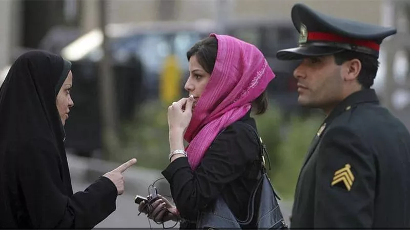 سائق يطرد فتاة بسبب ارتدائها الحجاب والسوشيال ميديا يشتعل