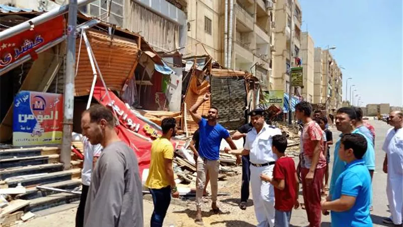 أصحاب المحلات المخالفة بالقاهرة الجديدة يعتدون على حملة إزالة الإشغالات.. بالفيديو و الصور