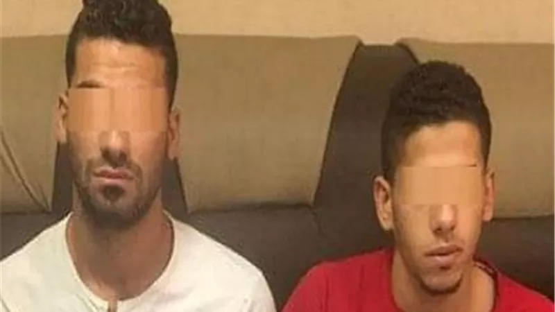 حبس عاطلين طعنا صديقهما حتى الموت