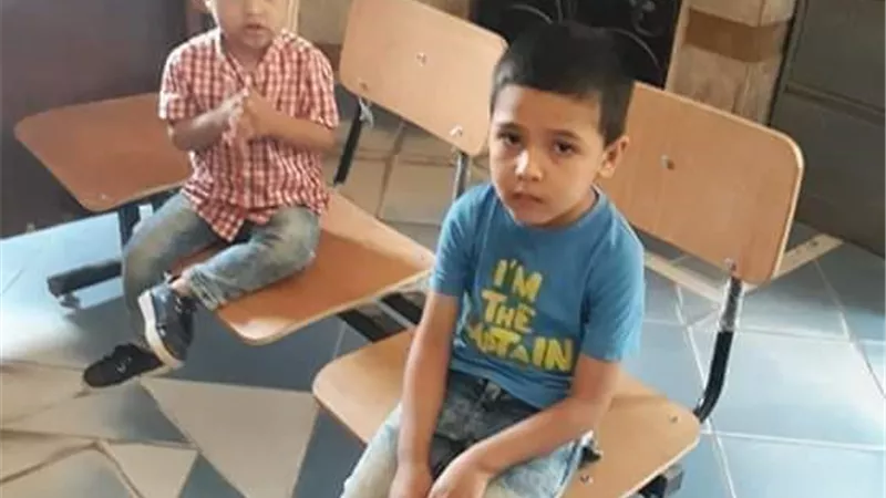 العثور على طفلين بموقف سيارات بعدما تركهما والدهما بالشرقية