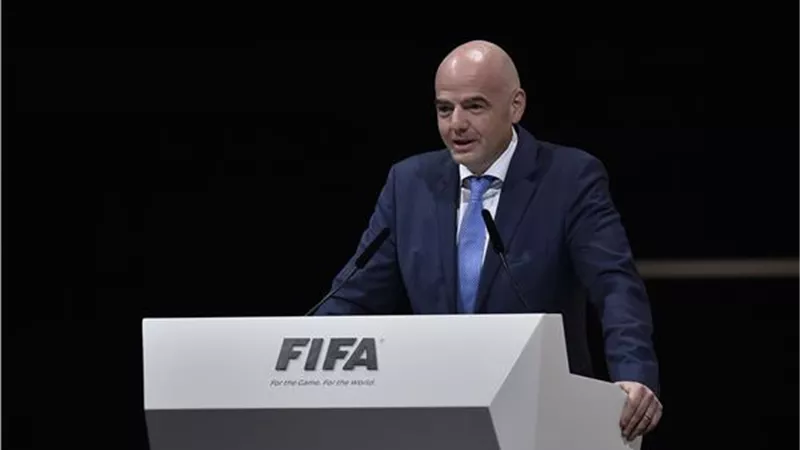 الفيفا: يجب احترام احتمالية براءة رئيس الكاف من شبهة الفساد