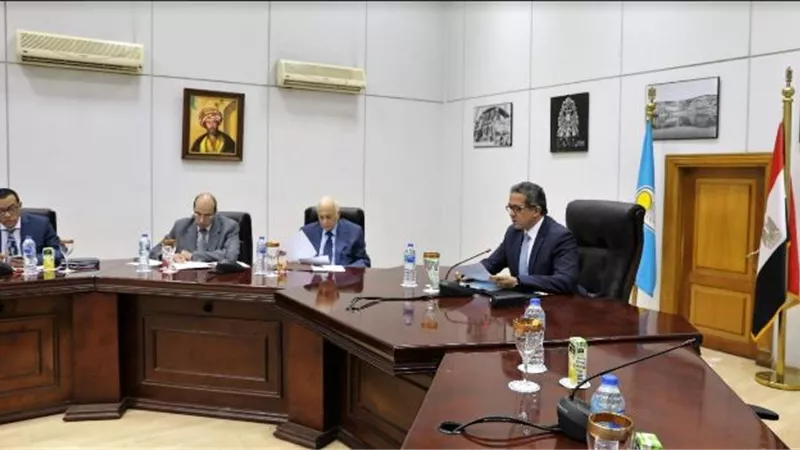 وزارة الآثار تتقدم ببلاغ للنائب العام لوقف بيع ٣٢ قطعة مصرية بلندن