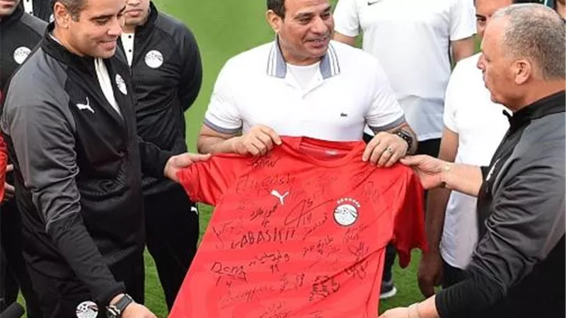 الرئيس السيسي يزور المنتخب الوطني لكرة القدم خلال تدريباته باستاد الدفاع الجوى.. صور