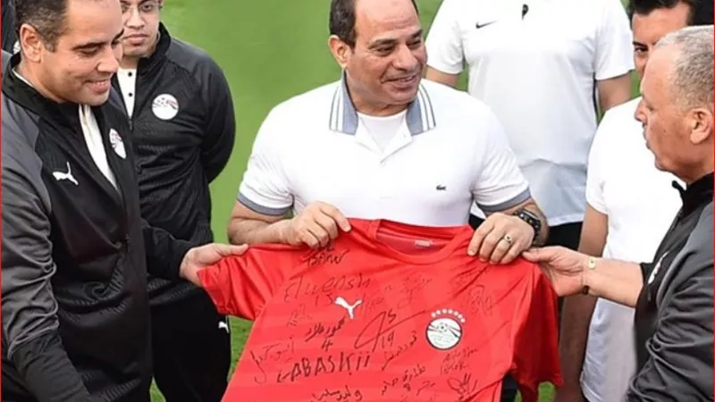 لاعبى المنتخب يشكرون الرئيس ويهدونه فانلة بتوقيعات الاعضاء