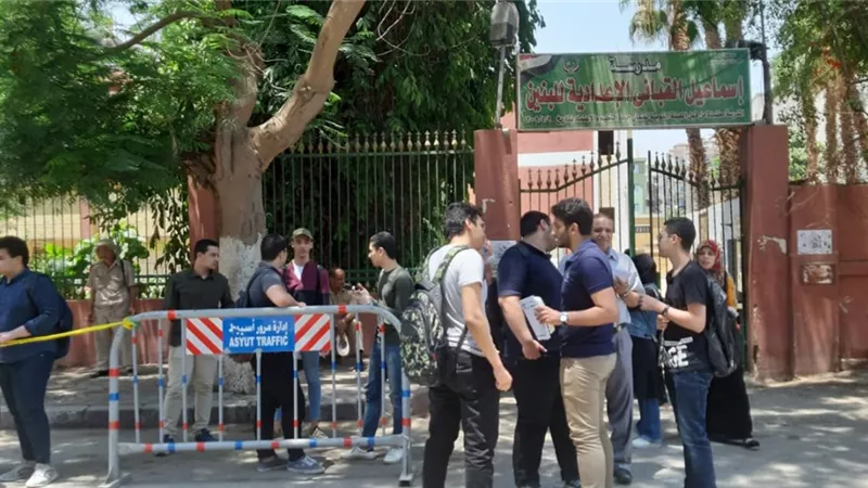 طلاب اسيوط يشكون من صعوبة امتحان الاستاتيكا