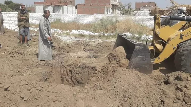 تنفيذ حالتى إزالة تعد علي أراض زراعية بأسيوط