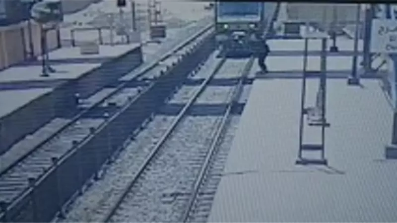 شاهد لحظة محاولة انتحار فتاة بمترو وادى حوف