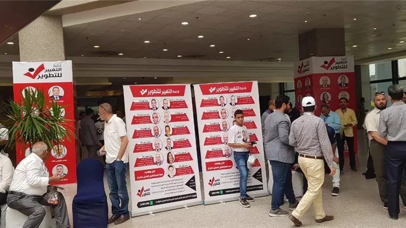 بالصور.. إقبال مكثف من مئات التجار لإختيار قائمة 