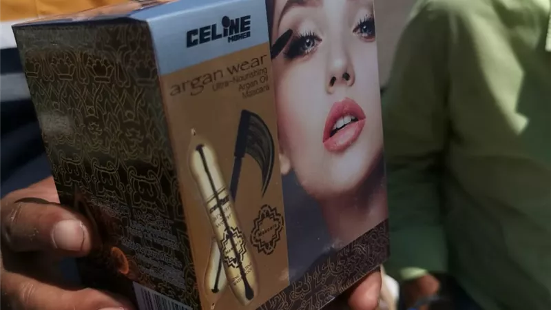 أحباط تهريب 4 مليون عبوة تجميل مجهوله