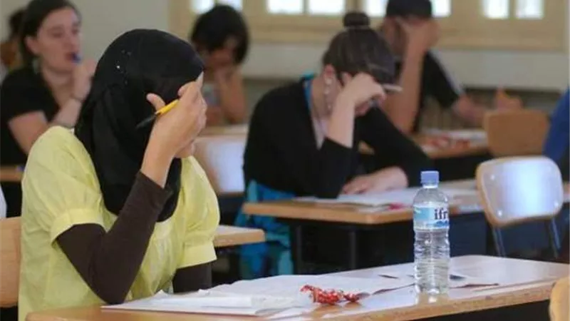 طالبة أبو قرقاص حاولت تسليم الورقة 