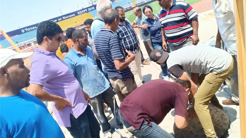 مياه القناة تراجع خطوط الصرف والشرب بإستاد الإسماعيلية ..صور