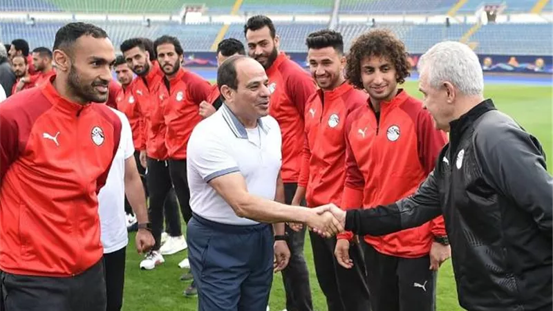 بسام راضي: السيسي طالب المنتخب ببذل الجهد والتحلي بالروح الرياضية في كأس الأمم .. فيديو