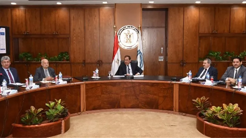 وزير البترول يعقد اجتماعا لمتابعة الموقف التنفيذى لمشروع توصيل الغاز للمنازل