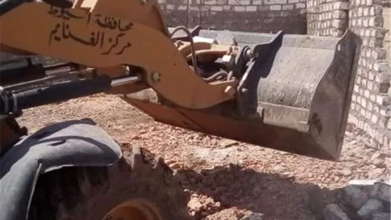 حملة لإزالة التعديات علي الأراضي بمركز الغنايم بأسيوط