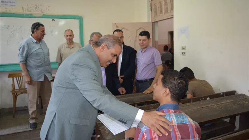 رئيس جامعة الأزهر يتفقد لجان الامتحانات بفرع الجامعة بالدراسة