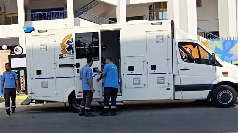 بالصور .. غرفة عناية مركزة وعمليات داخل احدث سيارة اسعاف لتأمين بطولة امم افريقيا