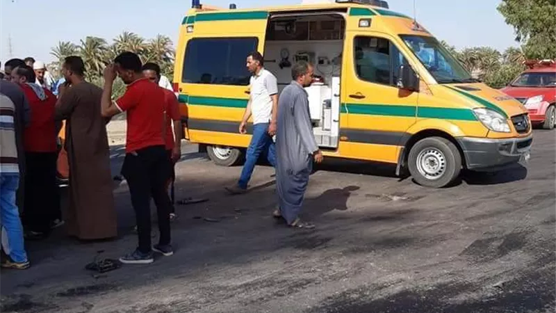 صور.. إصابة ٧ أشخاص في حادث تصادم سيارتين بمركز أسيوط