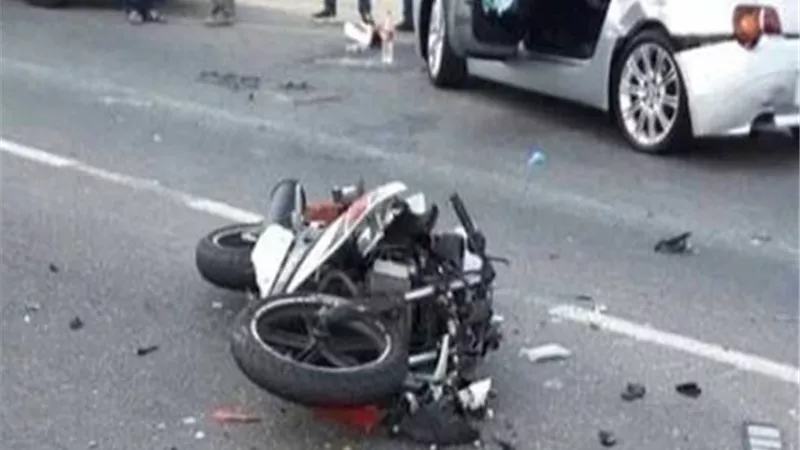 اصابة شابين فى انقلاب دراجة نارية بالخارجة