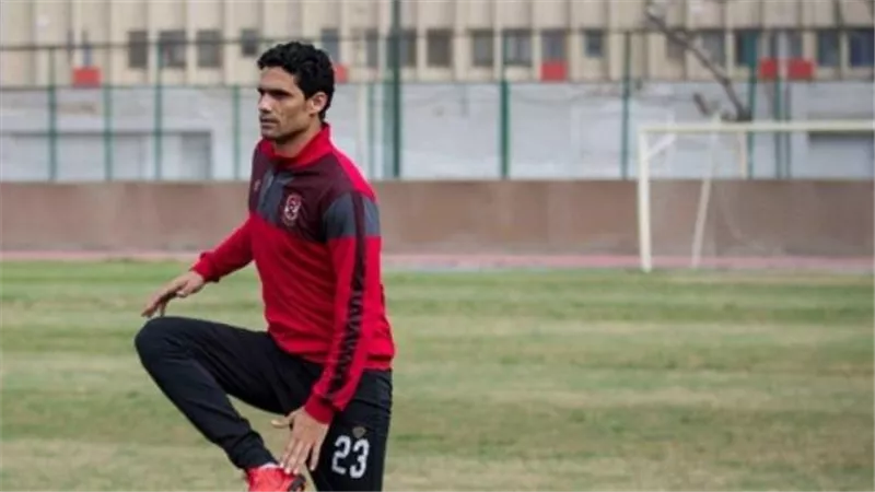 نجم دفاع الأهلي يرفض الاعتزال بنهاية الموسم