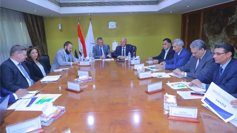 وزير النقل يبحث الجدول الزمني بتوريد 5 ماكينات صيانة وفحص للسكة الحديد