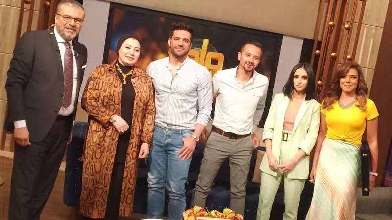 عمرو الليثى يُكرم حسن الرداد وناهد السباعى ونجوم مسلسل الزوجة 18