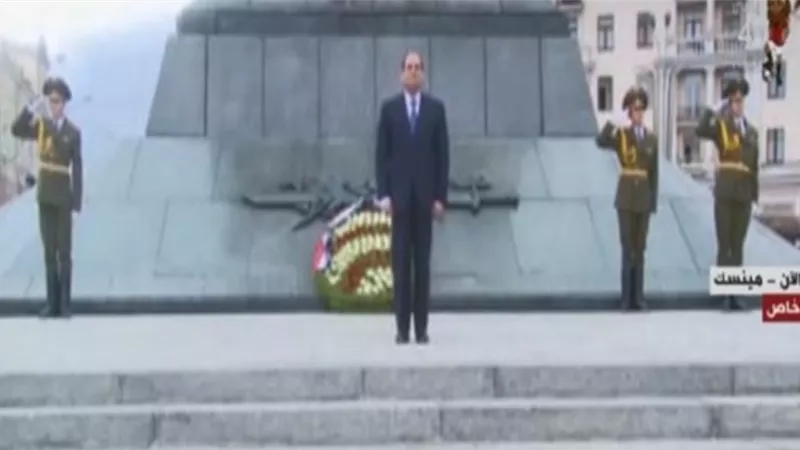 السيسي يضع اكليلا من الزهور على النصب التذكاري بالعاصمة البيلاروسية مينسك