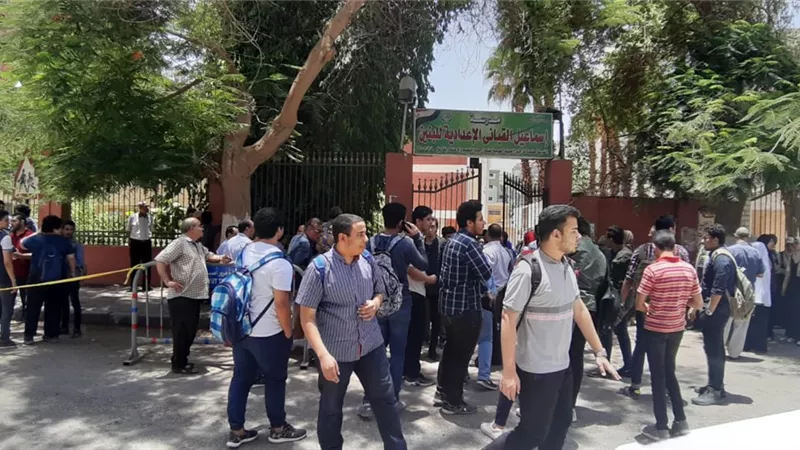 طلاب بأسيوط يشتكون من صعوبة الاحياء وسهولة الفلسفة والمنطق