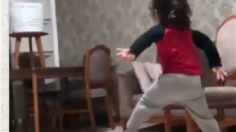 طفله تنافس ميسي في المهارات وتبهر عشاق الكره في العالم.. صور