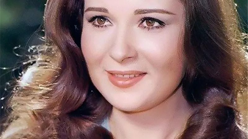 الفنانة نورا تحتفل بعيد ميلادها 63