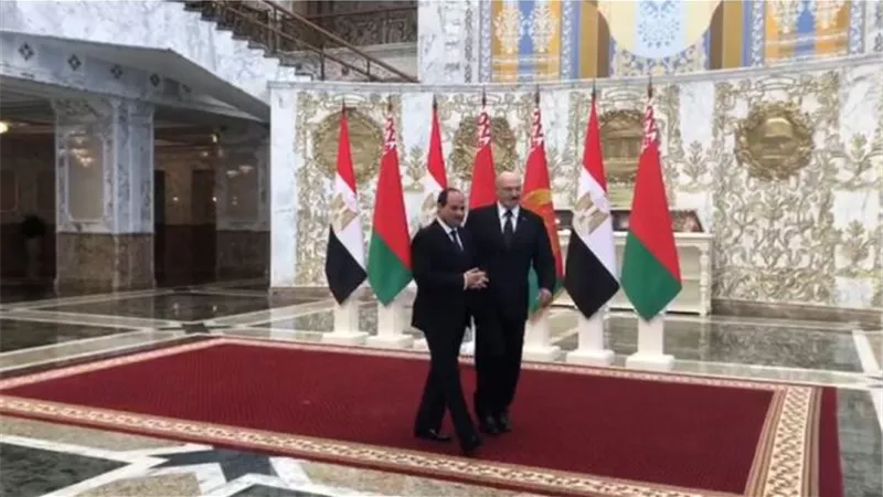 استقبال حافل للرئيس السيسي في القصر الجمهوري البيلاروسي.. فيديو