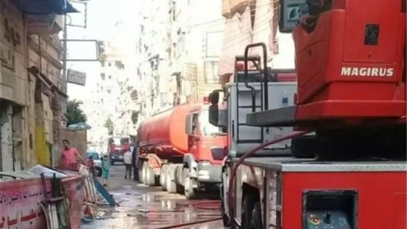 بالصور .. إصابة 10 أشخاص في حريق هائل بعقار بالبحيرة