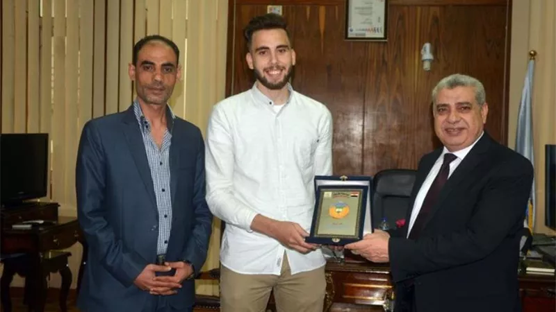 طالب بتجارة طنطا يعثر على 25 ألف جنيه.. ورئيس الجامعة يكرمه تقديراً لأمانته