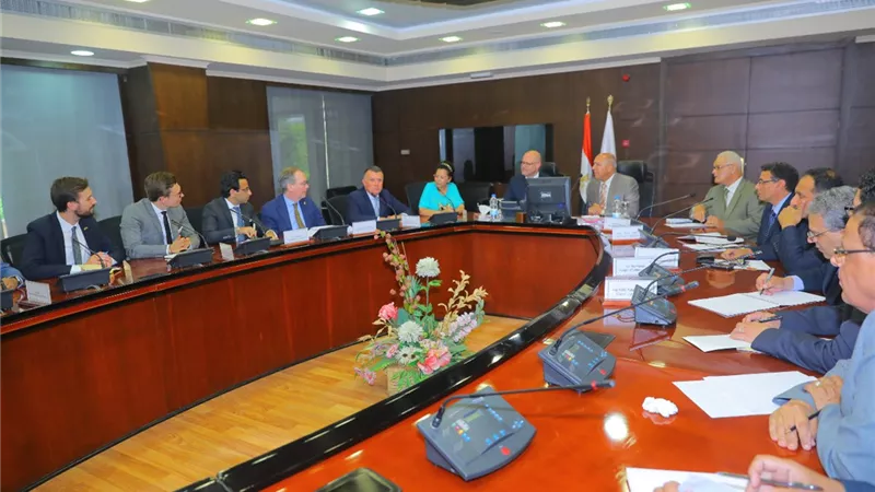 وزير النقل يبحث إمكانية تطبيق نظام BRT( الحافلات السريعة )