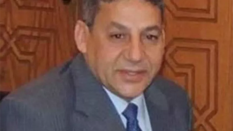 سائق التاكسي يؤدب الزبون بالمفك للخلاف علي الأجرة
