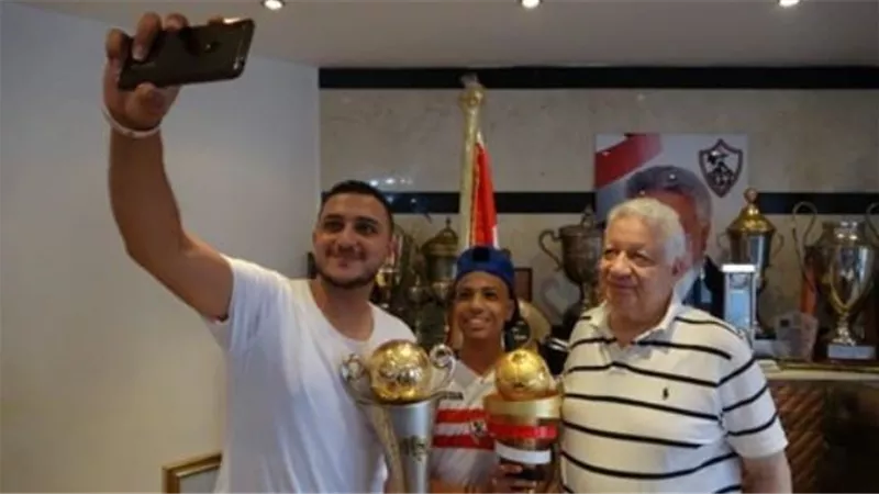 رئيس الزمالك يمنح الطفل المصاب بالسرطان العضوية الشرفية