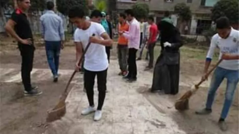 طلاب الجامعة معسكر خدمة عامة لطلاء وغرس ٢٦٠ شجرة ب٣ قري بالوادى الجديد