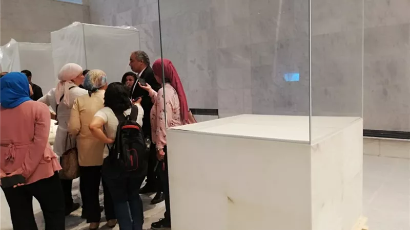 مستشار وزير الآثار : ڤتارين ألمانية مانعة للانعكاس لعرض آثار المتحف القومي للحضارة