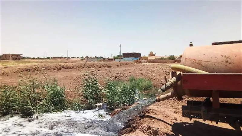 المياه السوداء تهدد حياة أهالى قرية بلا صرف بالوادى الجديد.. بالفيديو