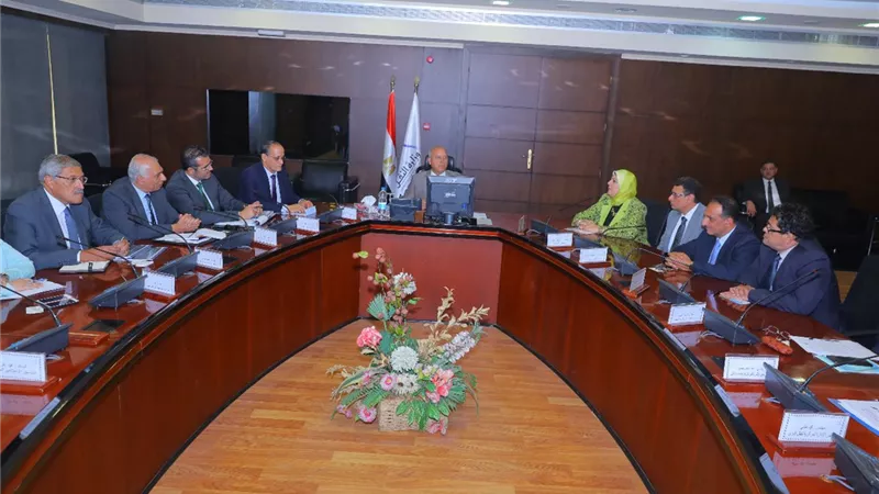 وزير النقل يستقبل ممثلى شركة مرسيدس لصناعة الاتوبيسات